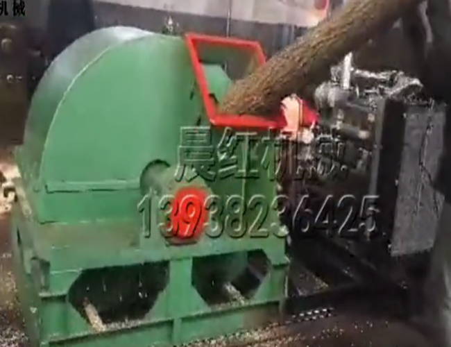 大型木屑機粉碎整棵樹-博鱼官网機械